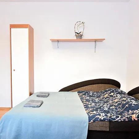 D&a Wiktorska, Metro Racławicka